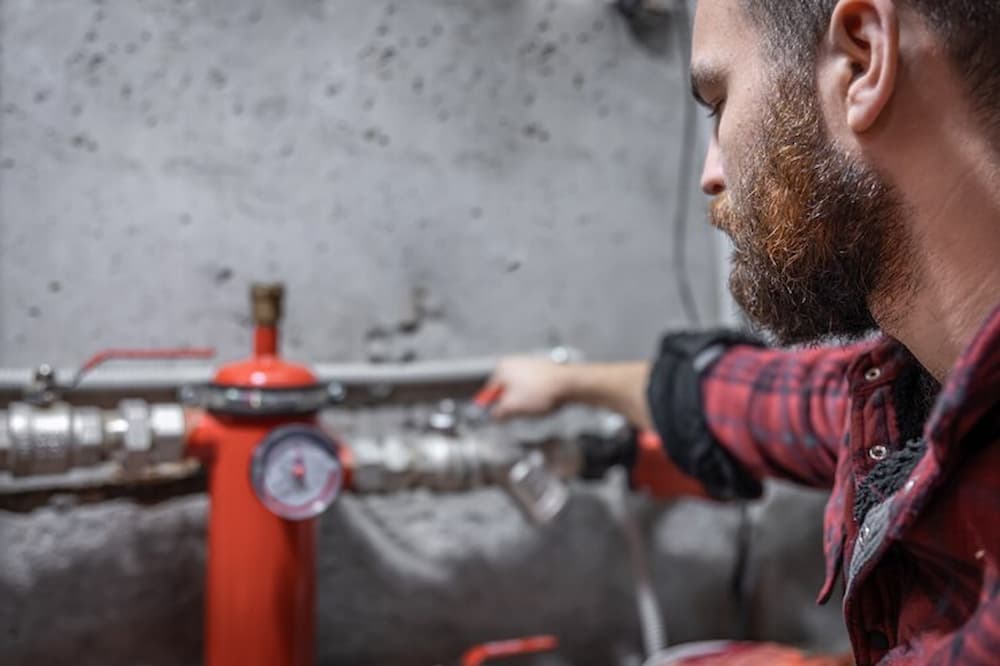 hombre haciendo mantenimiento de calderas de gas estancas