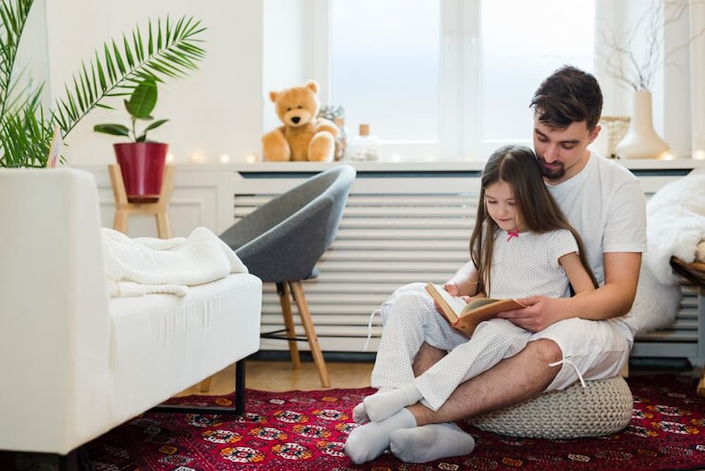 padre e hija en casa con calefacción