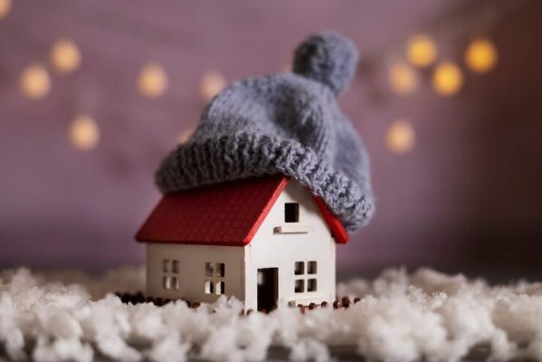 modelo de casa con un gorro de invierno