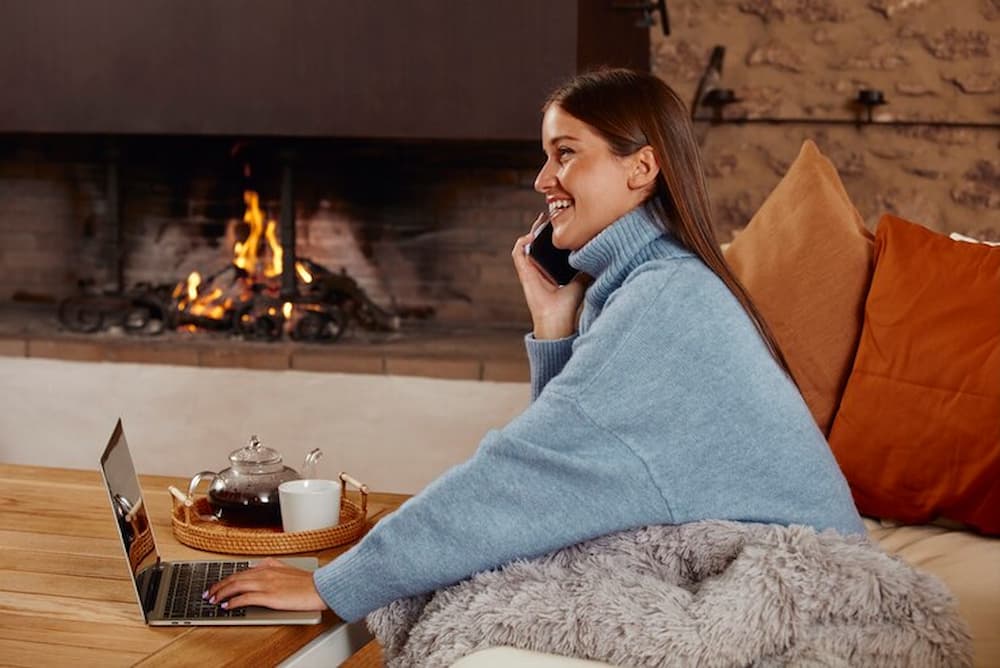 mujer trabajando en casa durante el invierno