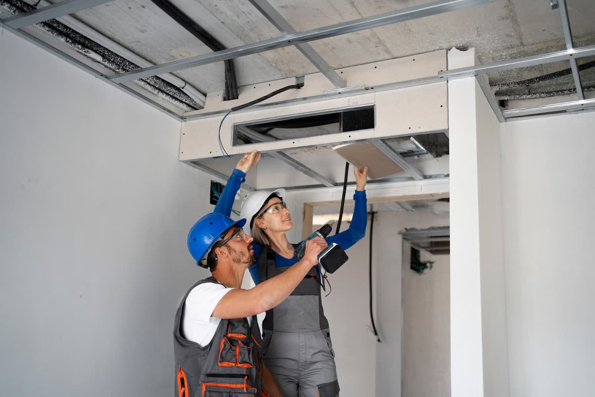 ¿Cuánto cuesta la instalación de aire acondicionado? 4 hombre y mujer instalando aire acondicionado